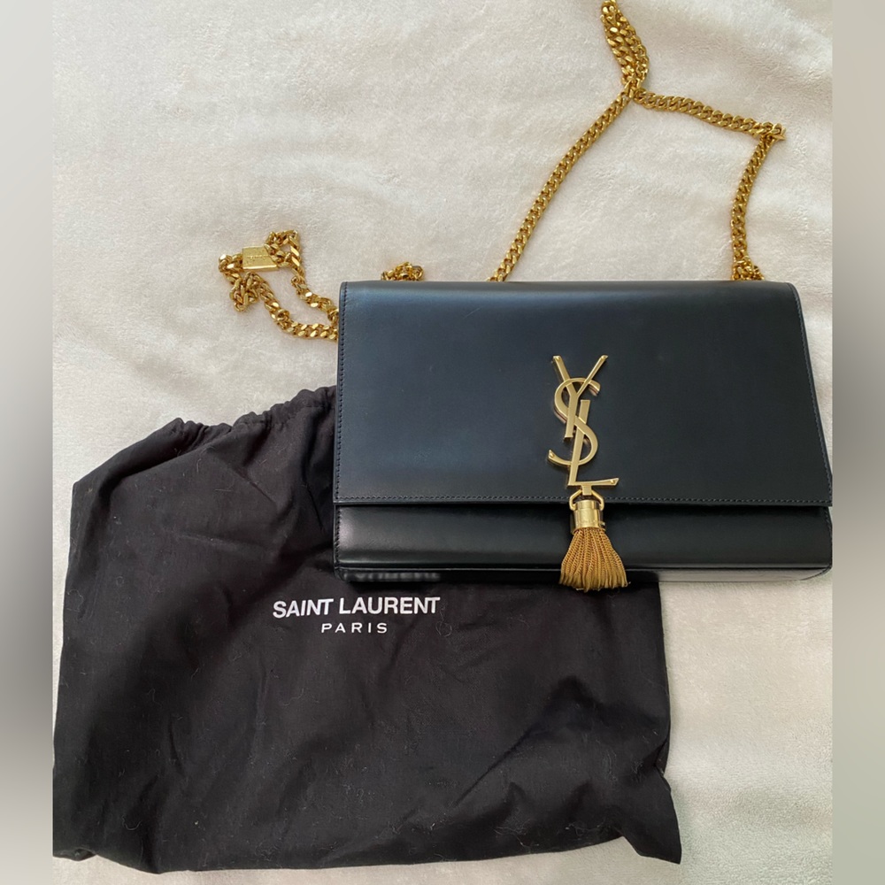 YSL - KATE MEDIUM TASSEL IN GRAIN DE POUDRE EMBOSSED LEATHER - Black & Gold